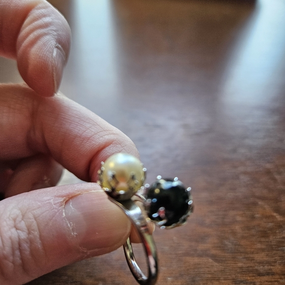Black and white faux pearl silver ring. Size 5 to 6. - Picture 2 of 6